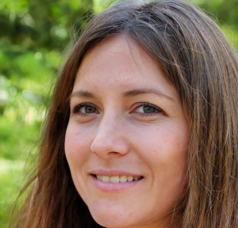 Zufriedene Absolventin der Melvarinthulos Ausbildung